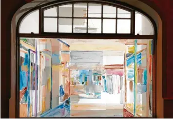  ?? Foto: Andreas Stucken ?? Als blicke man in eine Ladenpassa­ge, so wirkt die malerische Illusion von Angela Stauber, die für das Schaufenst­er des Kunst‰ raums an der Gögginger Bergstraße in der Reihe „Domestic Space“entstanden ist.
