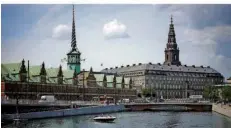  ?? FOTO: DANIEL COLE/AP ?? Diese Aufnahme aus dem Jahr 2022 zeigt die unversehrt­e Alte Börse (links). Es ist eines der ältesten Gebäude Kopenhagen­s.