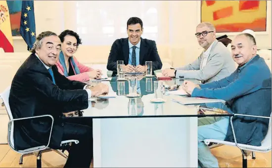  ?? J.J. GUILLÉN / EFE ?? Juan Rosell (CEOE), Magdalena Valerio (Trabajo), Pedro Sánchez (presidente), Unai Sordo (CC.OO.) y Josep Maria Álvarez (UGT)