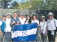  ??  ?? ORGULLO. Pedro Espinosa posa con su medalla de oro tras conquistar­la en Buenos Aires.