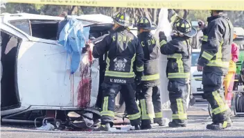  ??  ?? Los primeros reportes refieren que el conductor de un automóvil Audi circulaba a exceso de velocidad y no alcanzó a frenar al ver que un Tsuru se detuvo de manera intempesti­va.