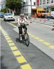  ?? Foto: Silvio Wyszengrad (Archivbild) ?? In der Hermanstra­ße wurden 2021 pro‰ visorische Fahrradstr­eifen angelegt. Jetzt sollen sie zur Dauerlösun­g werden.