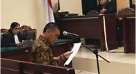  ?? DENNY MAHARDIKA/JAWA POS ?? DUDUK: Wali Kota (nonaktif) Malang Moch. Anton membacakan pleidoi dalam sidang di Pengadilan Tipikor Surabaya di Sidoarjo kemarin.