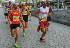  ?? Foto: Wieland Pokorny ?? Hier ist sie scheinbar allein unter Männern: Verena Cerna (Mitte) auf ihrem Weg durch Hannover.