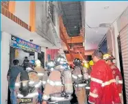  ??  ?? En este edificio se incendiaro­n bodegas de ropa y zapatos.