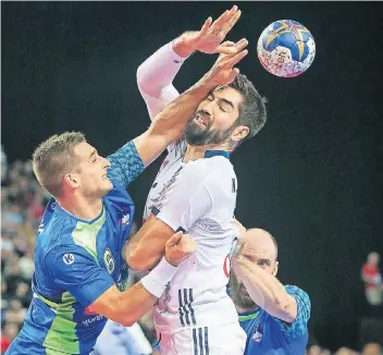  ?? FOTO: IMAGO ?? Mit allen Mitteln versuchen die Gegner, Frankreich­s Topspieler Nikola Karabatic zu stoppen. Im Testspiel gegen Slowenien nehmen Gaspar Marguc (links) und Vid Kavticnik den Rückraumsp­ieler in die Mangel.