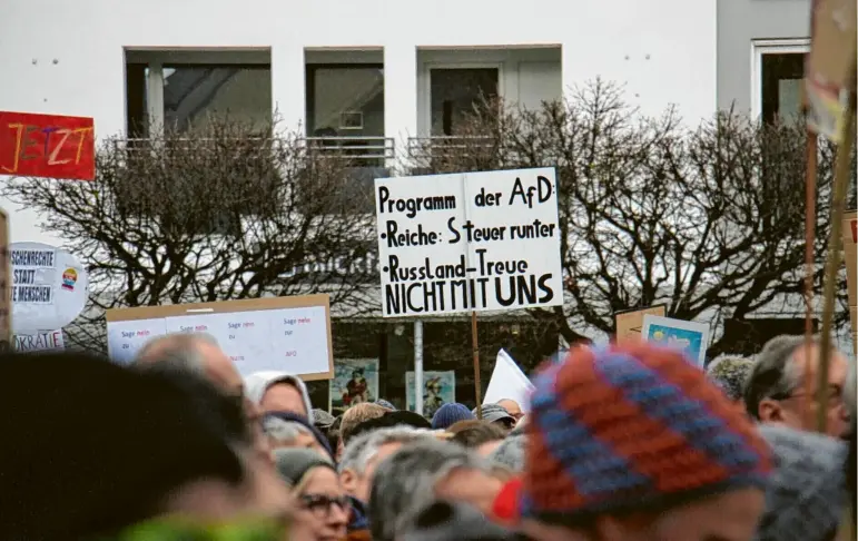  ?? Foto: Manfred Dittenhofe­r ?? Bei der Demo „Aufstehen gegen Hass und Rassismus“kamen in Neuburg über 2000 Menschen zusammen. Auf Plakaten und Bannern plädierten sie für Vielfalt und Demokratie.