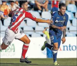  ??  ?? SUFRIDO. Álvaro, el que más faltas recibe por partido en Segunda.