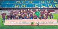  ?? F.: FCB ?? La plantilla, con el trofeo El Gamper Estrella Damm, al saco