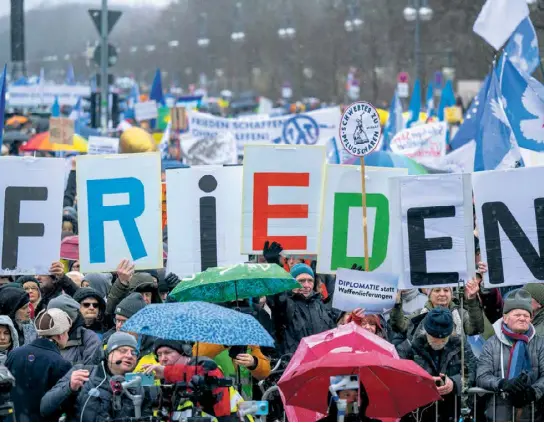  ?? ?? Blick auf die von Wagenknech­t und Schwarzer initiierte Demo am Brandenbur­ger Tor