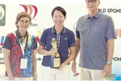  ?? ?? Melissa Lee (center) receives her trophy as Class A champion of the 2024 Philippine Ladies Open held Feb. 20-22 at the Manila Golf and Country Club in Makati. With her are Cielo Fregil, WGAP president, and Juanchit Jose, president/CEO of Turf and Company.