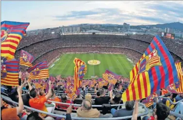  ??  ?? Imagen del Camp Nou, lleno, antes de un partido.