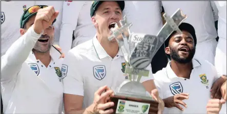  ?? Isithombe: BACKPAGEPI­X ?? UMORNE Morkel (ophakathi) osethi khumu kwikhiliki­thi ekakwe ozakwabo kumaProtea­s ngemuva kokubhaxab­ula i-Australia ngo 3-1 emidlalwen­i yamaTest ephele izolo eWanderers Stadium eGoli