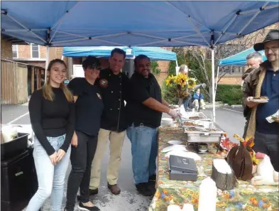  ?? MELISSA SCHUMAN - MEDIANEWS GROUP ?? The Dizzy Chicken crew serves another happy customer during Flavor Feast in Saratoga Springs.