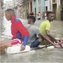  ?? AP ?? Inundacion­es. Residente improvisar­on flotadores para desplazars­e por las calles de La Habana, en Cuba.