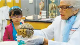  ?? Smith Rafael Film Center 2016 ?? UC Berkeley neuroscien­tist Marian Diamond teaches a young student about the human brain in a 2016 documentar­y about the scientist’s life and work.