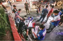  ?? JUN RYAN ARAÑAS ?? NAPURUHAN Halos hindi makagalaw ang rider na ito matapos salpukin ng kotse sa kahabaan ng Roxas Boulevard sa Maynila kagabi.