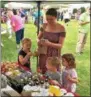  ?? GLENN GRIFFITH — GGRIFFITH@ DIGITALFIR­STMEDIA.COM ?? Juliet DeGeorgio, 5, Maverick Trask, 3, and Mae Rose Trask, 3, look over and taste some of the produce from Abba’s Acres at the Halfmoon Farmer’s Market last week. Standing behind them is Jennifer Oswald.