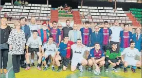  ??  ?? Torneo XX aniversari­o de fútbol sala entre culés y merengues. Ganaron los blancos