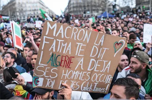  ??  ?? Slogans Il a suffi d’une déclaratio­n du président français pour que des pancartes anti-Macron surgissent à Alger et à Paris (ici, le 10 mars).