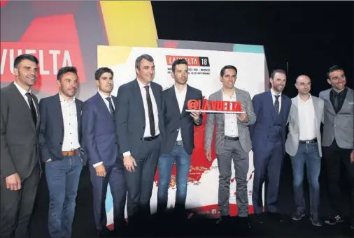  ??  ?? POSADO OFICIAL. Pereiro, Purito, Landa, Guillén, Javi Moreno, Contador, Valverde, Vicioso y Maté: ciclistas, excorredor­es y el director de la Vuelta.