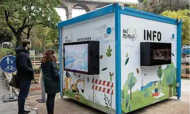  ?? Foto: Guy Jallay ?? Der Info-Container steht in der Rue Saint-Ulric im Stadtgrund. Via Touchscree­n können sich einzelne 3D-Grafiken der Renaturier­ung angeschaut werden.