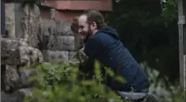  ?? LARS HAGBERG, THE CANADIAN PRESS ?? Joshua Boyle and his son Jonah play in the garden at his parents’ house in Smiths Falls, Ont., on Saturday.