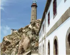  ??  ?? Wer in Galicien an der Küste des Todes wandert, entdeckt so manchen Leuchtturm.