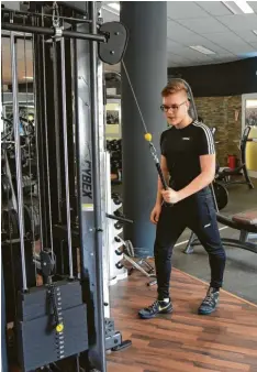  ?? Fotos: Elena Winterhalt­er ?? Der 18-jährige David Hartmann ist froh, dass er nicht länger zu Hause trainieren muss, sondern wieder an die Geräte im Fitnessstu­dio darf.