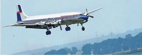  ?? Symbolfoto: Jan Woitas, dpa ?? Ein Manöver dieses Flugzeuges der Flotte „Flying Bulls“über Augsburg hatte im Juni für Aufregung unter Anwohnern des Flugplatze­s gesorgt.