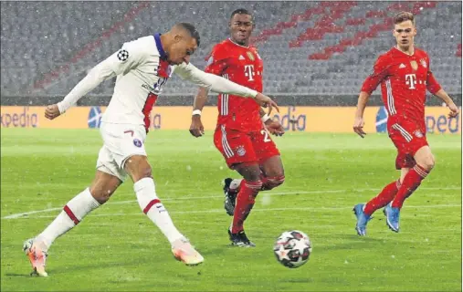  ??  ?? Mbappé anota el primer gol del partido ante la mirada de Alaba y Kimmich.