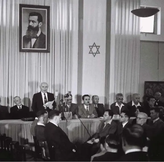  ??  ?? Ben Gurion leser opp Israels uavhengigh­etserklaer­ing 14. mai 1948. Den trådte i kraft 15. mai.