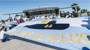  ?? AFP ?? Los familiares de los miembros de la tripulació­n del sumergible se manifestar­on en la Base Naval de Mar de Plata.