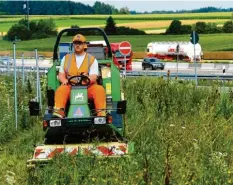  ?? Foto: Bernhard Weizenegge­r ?? Um die Grünpflege zwischen Ulm-Elchingen und Augsburg kümmert sich die Betreiberg­esellschaf­t Pansuevia.