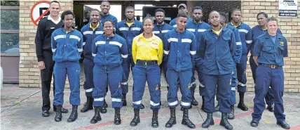  ?? Picture: FAITH QINGA ?? TRAINED TEAM: The Ndlambe Fire and Emergency Services team are prepared to extinguish any fires this season.