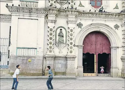  ?? XAVIER MAS DE XAXÀS ?? Niños jugando a pelota frente a la iglesia de Los Dolores, la semana pasada en Tegucigalp­a