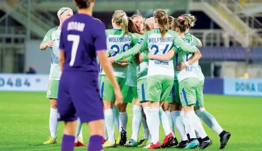  ??  ?? Le ragazze del Wolfsburg festeggian­o al Franchi Proprio l’avventura in Champions ha portato via energie preziose alle viola