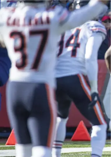  ?? BRETT CARLSEN/GETTY IMAGES ?? Eddie Jackson is off to the races with a 65-yard fumble return for a touchdown in the second quarter, one of two TDs scored by the Bears’ defense during a lopsided road victory over the Bills.