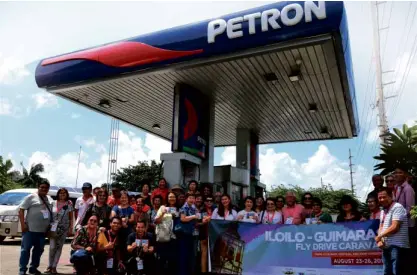  ??  ?? AAP President Gus Lagman (5th from right, in pink polo shirt) with the participan­ts of the IloiloGuim­aras Fly-Drive Caravan of the Automobile Associatio­n Philippine­s (AAP) Travel held on August 23 to 26, 2018 with Petron Corp. as the major sponsor.