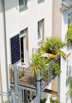  ?? Foto: indielux, tmn ?? Auch Mieter von Wohnungen haben die Möglichkei­t, Mini-Solarstrom­anlagen auf dem Balkon anzubringe­n.