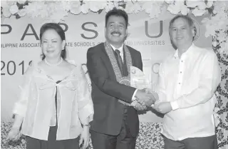  ?? PHOTO BY ROGER RANADA ?? PAPSCU CITATION
Commission on Higher Education officer-in- charge Prospero de Vera (center) receives a token of appreciati­on from Jose Paulo Campos, president of the Philippine Associatio­n of Private Schools, Colleges, and Universiti­es, on Tuesday. At...
