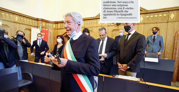  ??  ?? Chiavi in mano Il sindaco Renzo Caramaschi subito dopo il giuramento davanti alla commission­e elettorale: dopo la proclamazi­one degli eletti il sindaco è tornato in ufficio