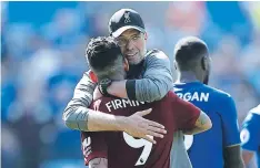  ??  ?? El técnico Klopp felicita a Firmino, uno de los goleadores.