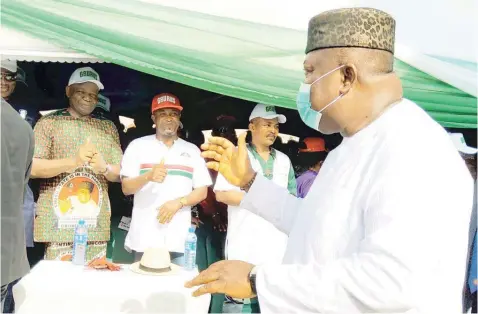  ?? ?? Governor Ifeanyi Ugwuanyi of Enugu State ( right); acknowledg­ing cheers from stakeholde­rs of Udi Local Council of the state, when they paid him a solidarity visit at the government house, Enugu… yesterday.