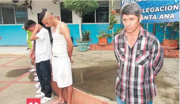  ??  ?? En control vehicular. Linares Rodríguez (derecha) fue detenido durante un control vehicular colocado en la carretera que de Santa Ana conduce a Candelaria de la Frontera.