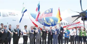  ??  ?? Masidi (seventh right) and Aminuddin (tenth left) at the launching of Negaraku livery on MASwings ATR aircraft.