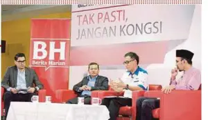  ?? BY MOHD YUSNI ARIFFIN PIC ?? CMCF chairman Datuk Ahmad Izham Omar (second from right) speaking at Berita Harian’s Forum Bicara in Kuala Lumpur yesterday. With him are MCMC network security and enforcemen­t sector chief officer Zulkarnain Mohd Yasin (second from left), UPM...