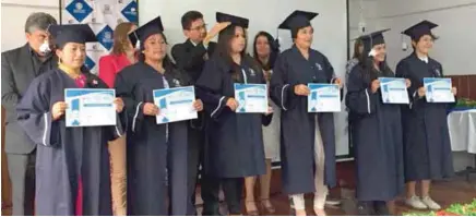  ??  ?? ASISTENCIA. Tras intensas jornadas de capacitaci­ón ayer recibieron sus certificad­os.