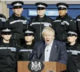  ?? Ansa ?? All’accademia Il premier Boris Johnson con i cadetti del West Yorkshire