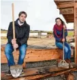  ?? Foto: Marcus Merk ?? Die Jung Landwirte Anna und Jörg Oster meier auf ihrer Baustelle für den Hüh ner Stall.